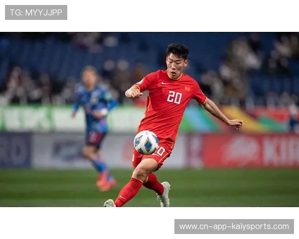 朱辰杰禁区内头球解围，截断对方边路高球攻势